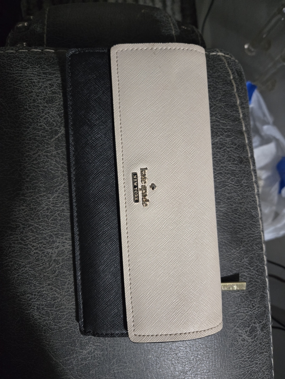 Kate Spade Two-Tone Leather Card Wallet in Cream and Black - Picture 4 of 5